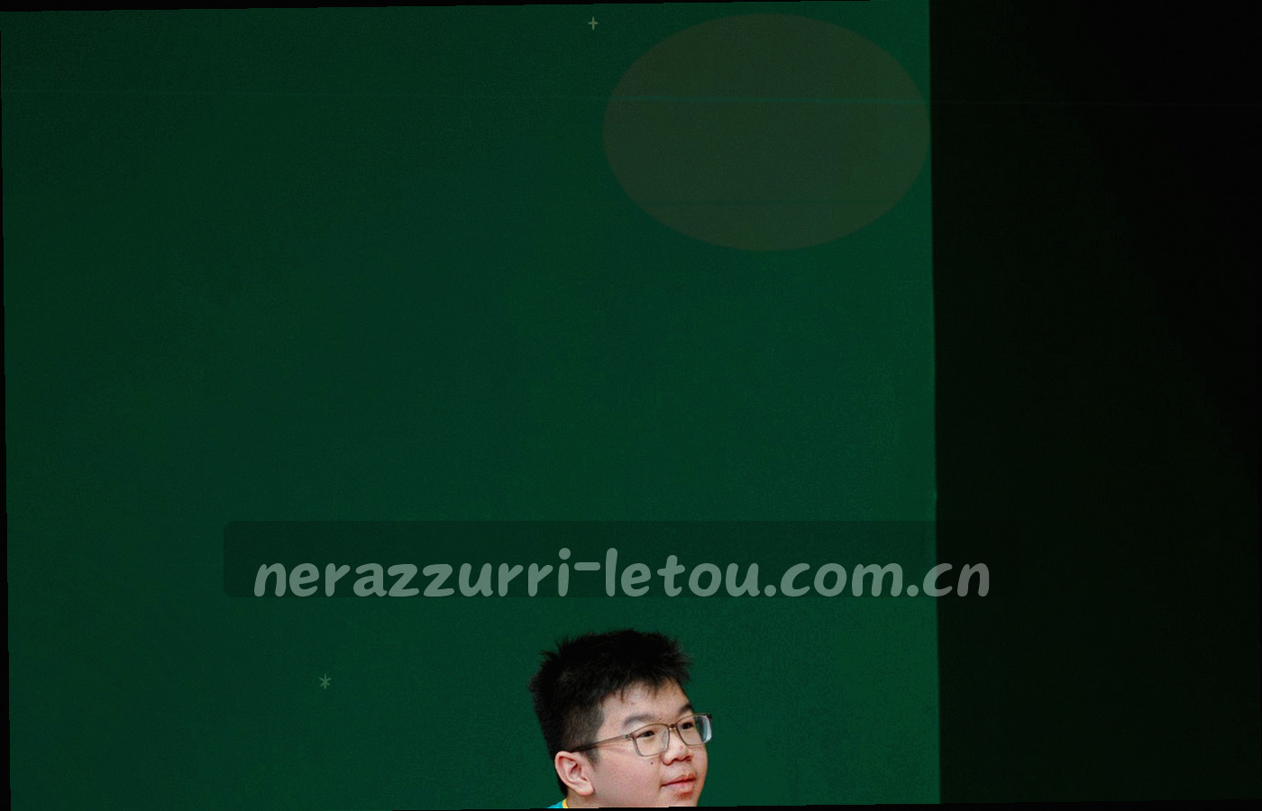 明亮住宅客厅与开放厨房的俯拍全景，蓝金双色调处理