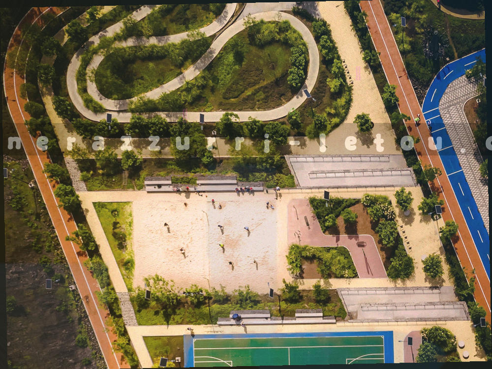 防护手套操作喷雾器对室内表面作业的近景，画面偏冷蓝调